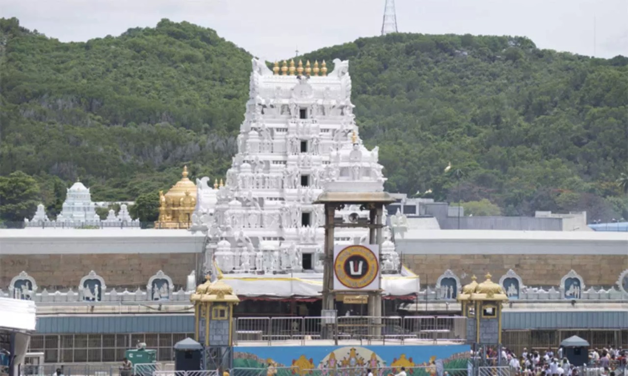 பக்தர்கள் செய்த காரியம்…. சிக்கிய கொண்ட ஊழியர்…. திருப்பதியில் பரபரப்பு…..!!!!!