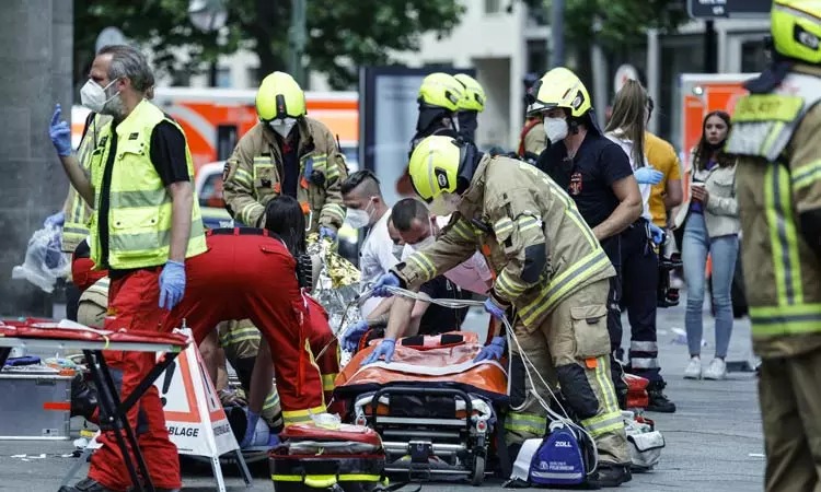 வேகமாக வந்த கார்… நொடியில் பறிபோன உயிர்…. ஜெர்மனியில் பெரும் சோகம்….!!!!