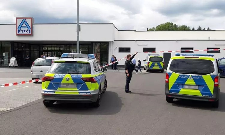 ஜெர்மனி: சூப்பர் மார்க்கெட்டில் என்கவுண்டர்…. பெண் பரிதாப பலி…. பரபரப்பு சம்பவம்….!!!!