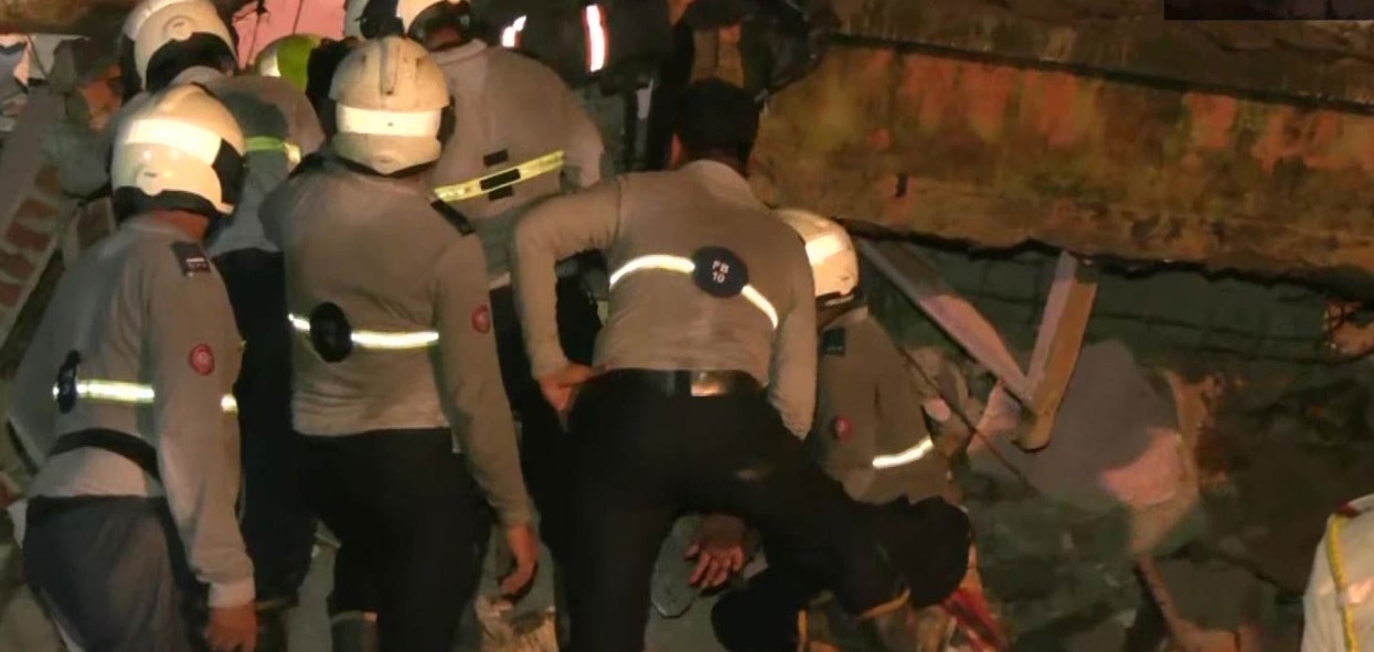 4 அடுக்குமாடி குடியிருப்பு திடீரென இடிந்தது….. நொடியில் தப்பிய உயிர்கள்….. பெரும் பரபரப்பு சம்பவம்….!!