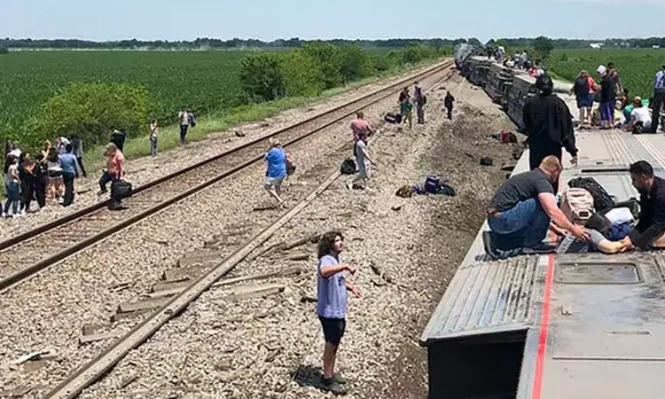 தடம் புரண்ட ஆம்டிரக் ரயில்…. 3 பேர் பரிதாப பலி…. பிரபல நாட்டில் சோகம்….!!!!