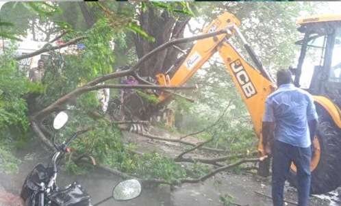 மோட்டார் சைக்கிளில் சென்ற தம்பதி…. திடீரென  நடந்த விபரீதம்….  பாதிக்கப்பட்ட போக்குவரத்து….!!!!