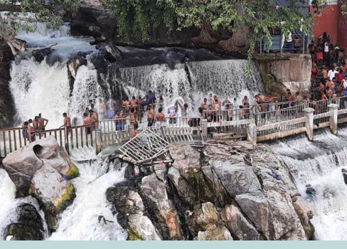 வினாடிக்கு 6 ஆயிரம் கனஅடி தண்ணீர் திறப்பு …. குவியும் சுற்றுலா பயணிகள்…. தீவிர பாதுகாப்பு பணியில் காவல்துறையினர்….!!!!