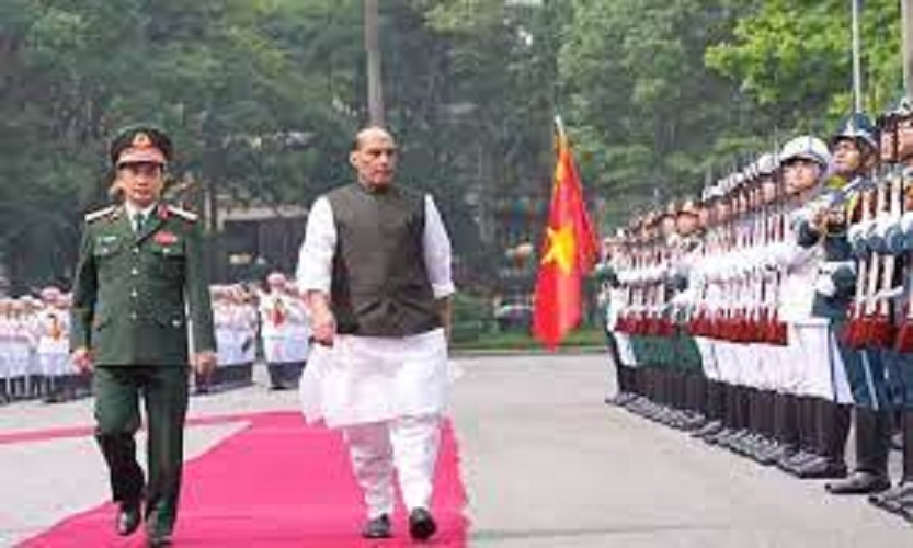 வியட்நாம் சென்ற ராஜ்நாத் சிங்…. இரு தரப்பு உறவை மேம்படுத்த பேச்சுவார்த்தை…!!!