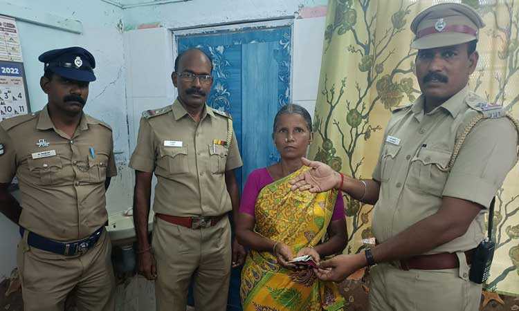 பெண் தவறவிட்ட மணிபர்ஸ்….” நகை பணத்துடன் மீட்டு ஒப்படைத்த போலீஸ்…. பாராட்டிய மாவட்ட போலீஸ் சூப்பிரண்டு…!!!