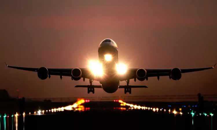 திடீர் எந்திரகோளாறு… “அதிஷ்டவசமாக 104 பேர் உயிர் பிழைப்பு”…. சுமார் 13 1/2 மணி நேரம் கழித்து புறப்பட்ட சிங்கப்பூர்  விமானம் ….!!!!