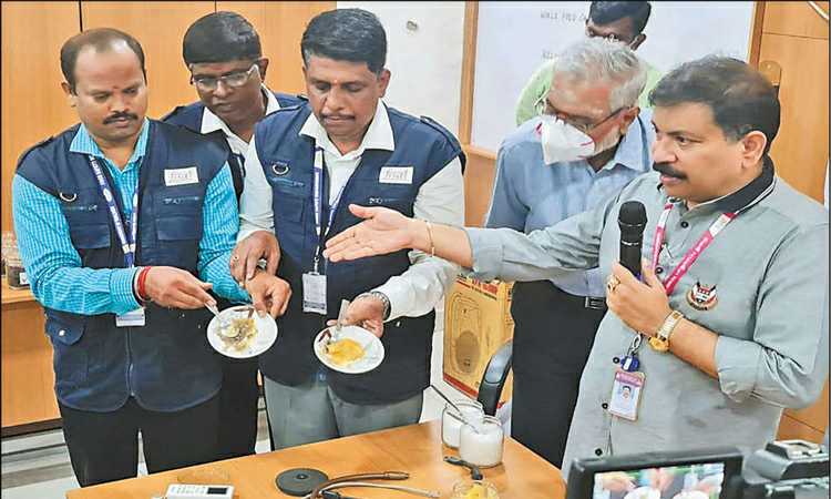 சர்வதேச உணவு பாதுகாப்பு தினத்தையொட்டி…..தரமானதாக இருக்கின்றதா? செயற்கை கலப்படம் சேர்க்கப்பட்டுள்ளதா?…. அதிகாரிகள் ஆய்வு….!!!!!