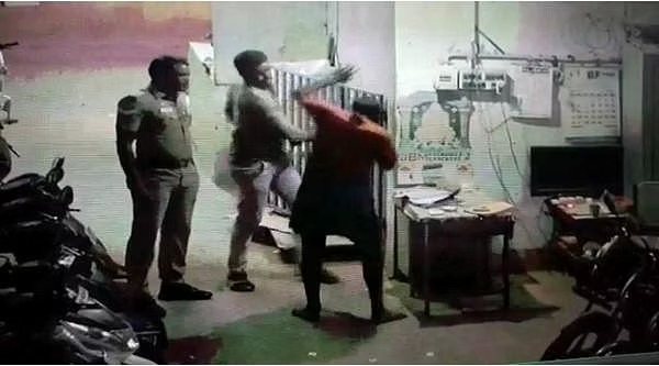 நீங்களே இப்படி செய்யலாமா…. இருசக்கர வாகனத்தை நிறுத்துவதற்கு  பணம் கேட்ட ஊழியர்….. அத்து மீறிய காவலர்கள்…. வைரல்….!!!