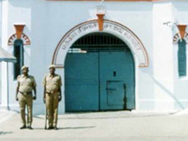 பிரபல ரவுடி சிறையில் இருந்து தப்பி ஓட்டம்…. வார்டன்கள் செய்த காரியம்…. விசாரணையில் வெளிவந்த உண்மை…..!!!!