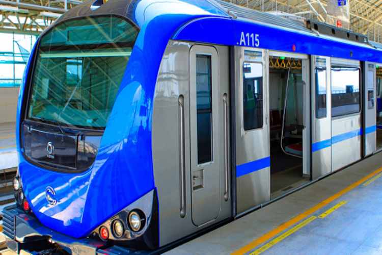 OMG: மெட்ரோ ரயில் கதவில் குழந்தையுடன் சிக்கிய பெண்…. சென்னையில் பெரும் பரபரப்பு சம்பவம்….!!!!