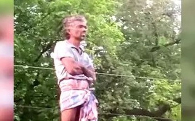 அப்பாடா…! ரயிலின் மேல் ஹாயா படுத்து தூங்கிய நபர்….. பெரும் பரபரப்பு….!!!!