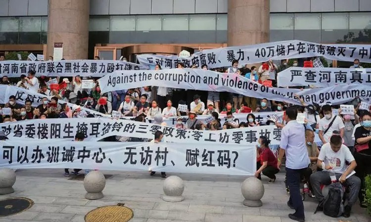 பிரபல நாட்டில் மக்கள் போராட்டம்…. எதற்கு தெரியுமா?….  வன்முறையில் ஈடுபட்ட போலீஸ்..!!!