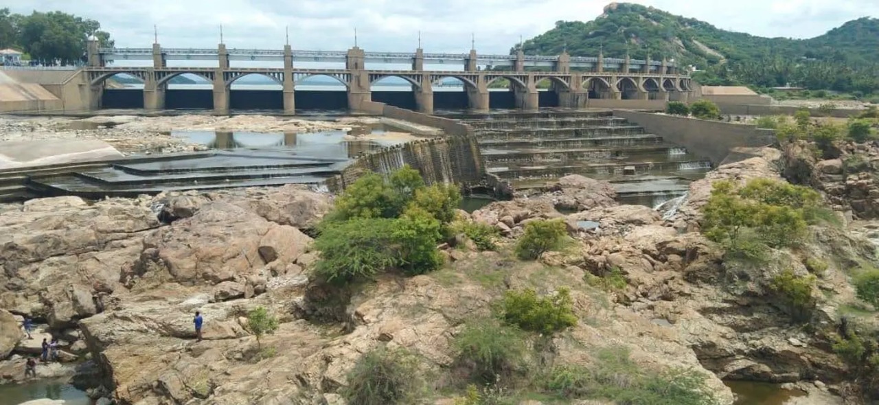 மேட்டூர் அணையிலிருந்து… திடீரென 16 மதகுகள் வழியாக தண்ணீர் திறப்பு நிறுத்தம்….. வெளியான தகவல்….!!!!