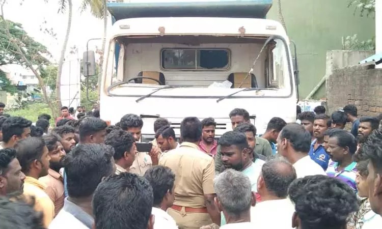 டிப்பர் லாரி-மோட்டார் சைக்கிள் விபத்து… வாலிபர் பலி…. பெரும் பரபரப்பு சம்பவம்…!!!