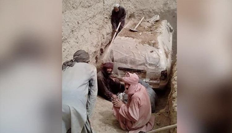 என்ன 21 ஆண்டுகளுக்கு பிறகா….? தலிபான் அமைப்பை உருவாக்கிய முல்லா உமர்…. கார் கண்டுபிடிப்பு….!!