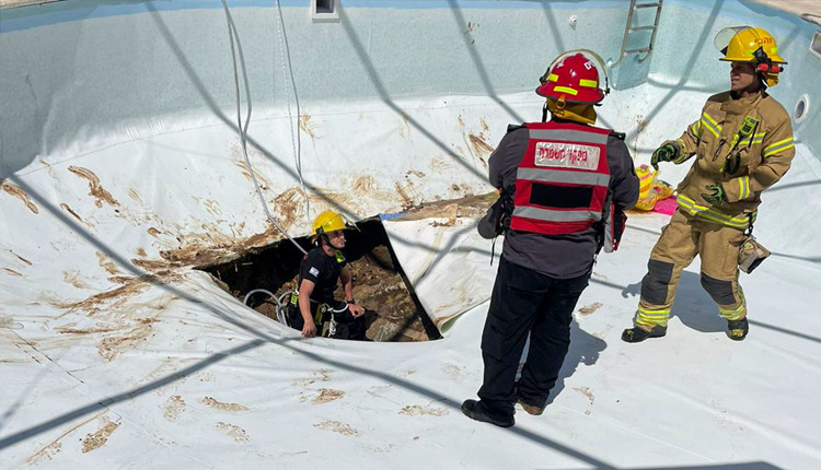 இங்கே எப்படி குழி வந்துச்சு…. குளித்துக் கொண்டிருந்த இளைஞருக்கு காத்திருந்த அதிர்ச்சி…. பிரபல நாட்டில் பரபரப்பு….!!