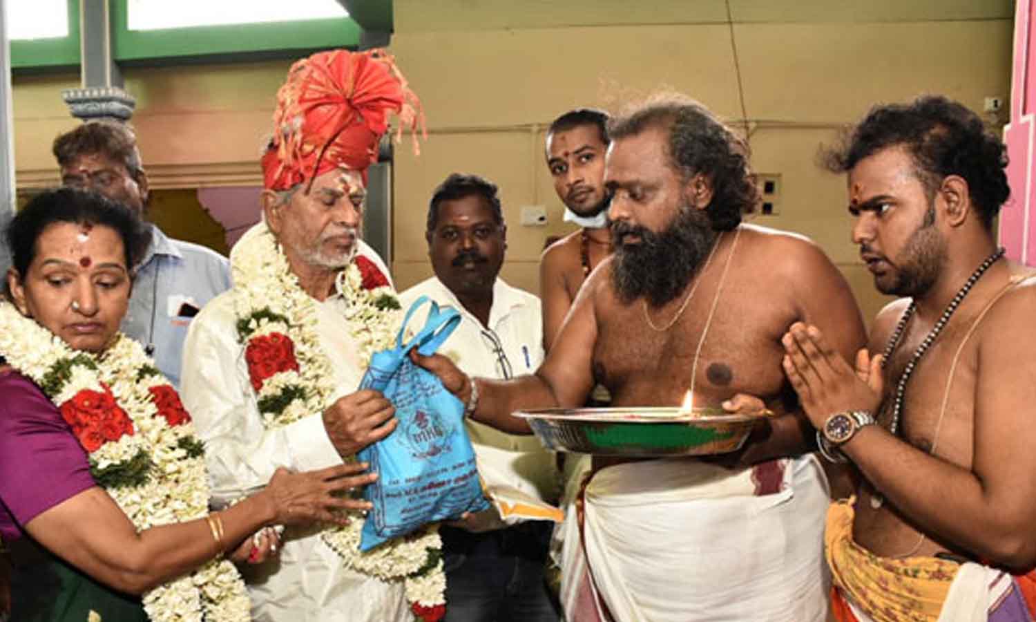 ஆயுஷோமம் செய்த ஏ.எஸ்.சந்திரசேகர்…. நடிகர் விஜய் பங்கேற்க வில்லை…. வருத்தத்தில் தந்தை….!!!