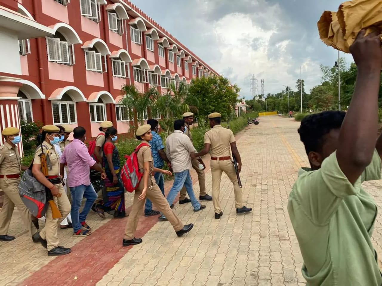 VAO கொலை வழக்கு…. அக்கா-தம்பி உட்பட 5 பேருக்கு ஆயுள் தண்டனை…. நீதிமன்றத்தின் உத்தரவு….!!!!