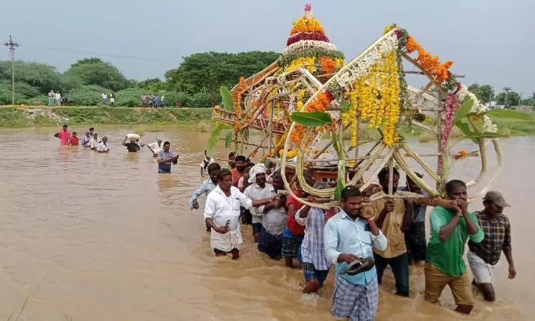 “சவப்பாடையுடன் இடுப்பளவு தண்ணீரில் சுமந்து சென்றோம்”…. பொதுமக்கள் விடுக்கும் முக்கிய கோரிக்கை….!!!!!
