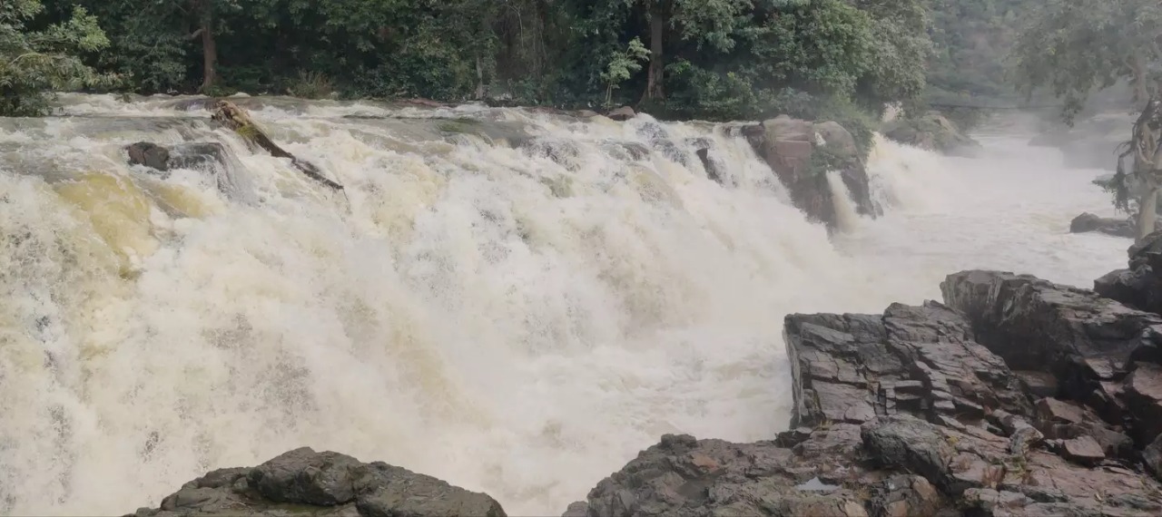 ஒகேனக்கல்: வினாடிக்கு 65 ஆயிரம் கன அடியாக குறைந்த நீர்வரத்து…. வெளியான தகவல்…..!!!!