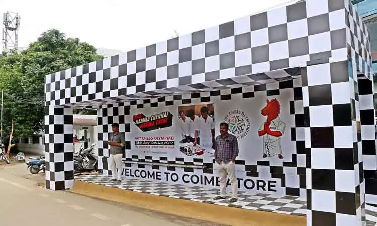 அடேங்கப்பா!…. பேருந்து நிலையத்தில் செஸ் போர்டு போன்று அலங்கரிப்பு…. செல்பி எடுத்த மக்கள்….!!!!