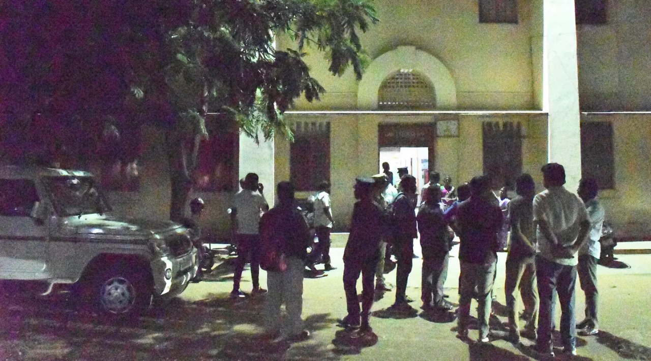 பள்ளி மாணவர்களிடம் அத்துமீறி செயல்பட்ட சிறுவர்கள்…. சமூக ஆர்வலர்களின் கோரிக்கை…. போலீஸ் விசாரணை….!!!!