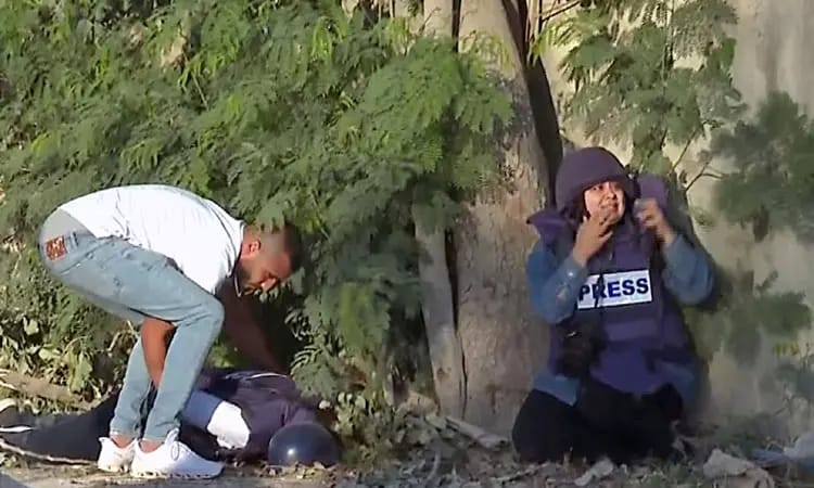 துப்பாக்கிசூட்டில் உயிரிழந்த அல்ஜசீரா பத்திரிக்கையாளர்….. அமெரிக்க தடவியல் நிபுணர்களிடம் குண்டு ஒப்படைப்பு….!!!