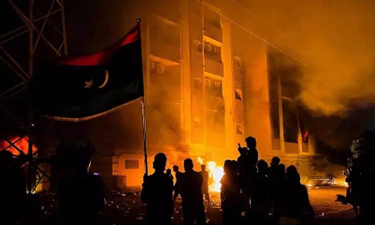 திடீரென போராட்டத்தில் ஈடுபட்ட பொதுமக்கள்…. பாராளுமன்றம் தீ வைத்து எரிக்கப்பட்டதால் பரபரப்பு…. ஐநா சபை கடும் கண்டனம்….!!!