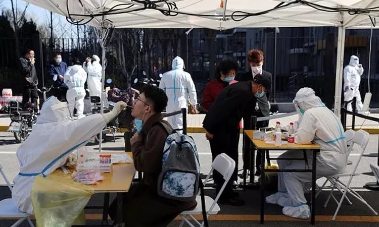 “காற்றில் பறந்து வரும் பலூன்” வைரஸ் தொற்று பரவுவதற்கு காரணம்….. பிரபல நாட்டில் திடீர் எச்சரிக்கை…!!