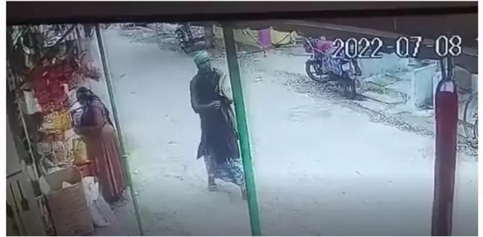 பரிகாரம் செய்வதாக கூறி பெண்ணிடம் நகை பறிப்பு…. சிசிடிவி கேமராவில் பதிவான காட்சி…. தீவிர விசாரணையில் போலீஸ்….!!!