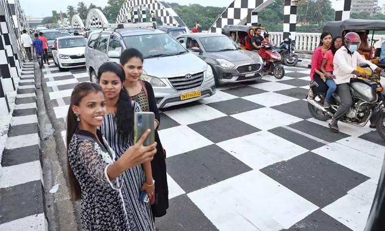 நேப்பியர் பாலத்தில் வரையப்பட்ட செஸ் ஓவியம்…. செல்பி எடுத்து மகிழும் வாகன ஓட்டிகள்…!!!