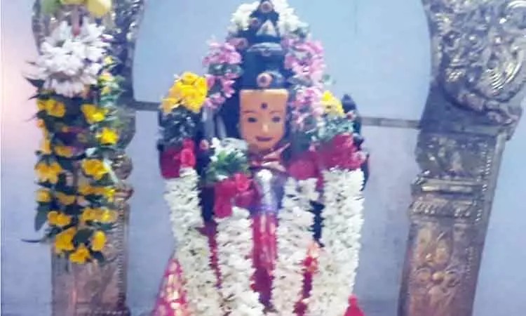 திடீரென கண் திறந்த அம்மன் சிலை….. வலைத்தளத்தில் வைரலாகும் புகைப்படம்….!!!