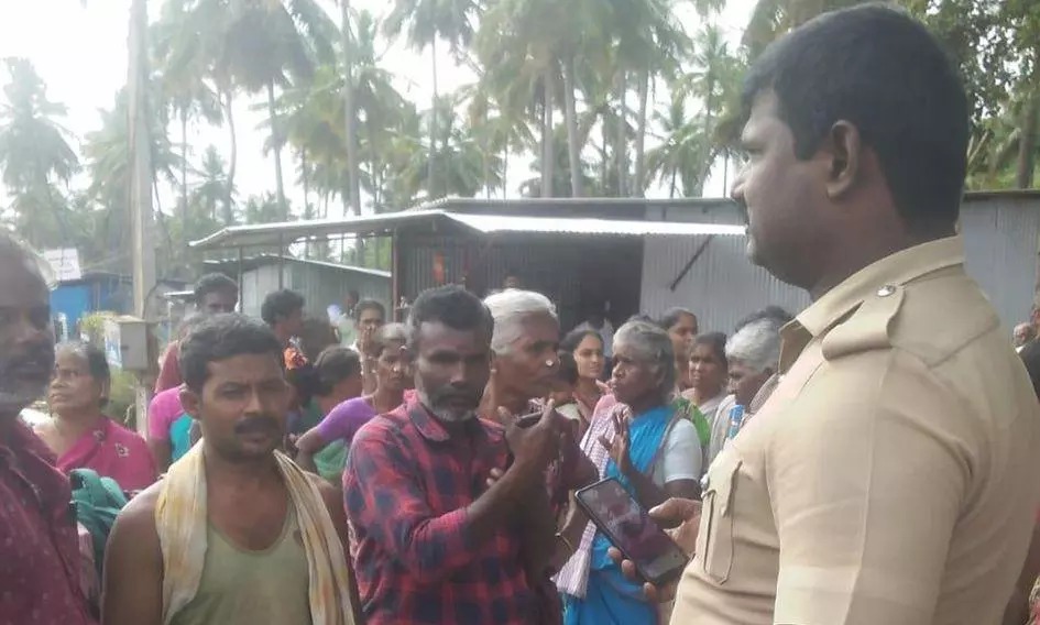 “குடிநீர் விநியோகம் சரியாக இல்லை”…. ஆத்திரத்தில் கிராம மக்கள் செய்த செயல்… போலீஸ் பேச்சுவார்த்தை…..!!!!