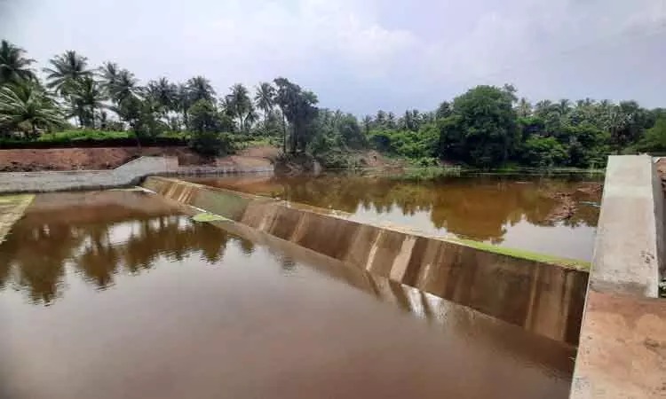 தொடரும் கனமழை….  நிரம்பிய புதிய தடுப்பணை…. குஷியில் விவசாயிகள்….!!!