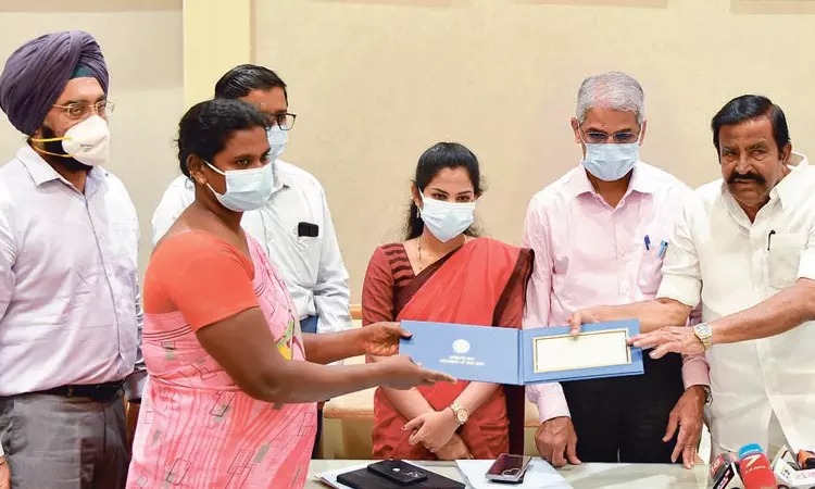 துப்புரவு பணியின்போது இறந்த 2 தொழிலார்கள்…. பாதிக்கப்பட்ட குடும்பத்துக்கு நிவாரணம்…. அரசு வெளியிட்ட அறிவிப்பு…..!!!!