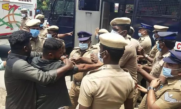 மாணவர் சங்கத்தினர்- போலீசார் தள்ளுமுள்ளு…. என்ன காரணம் தெரியுமா?…. பெரும் பரபரப்பு சம்பவம்…!!!