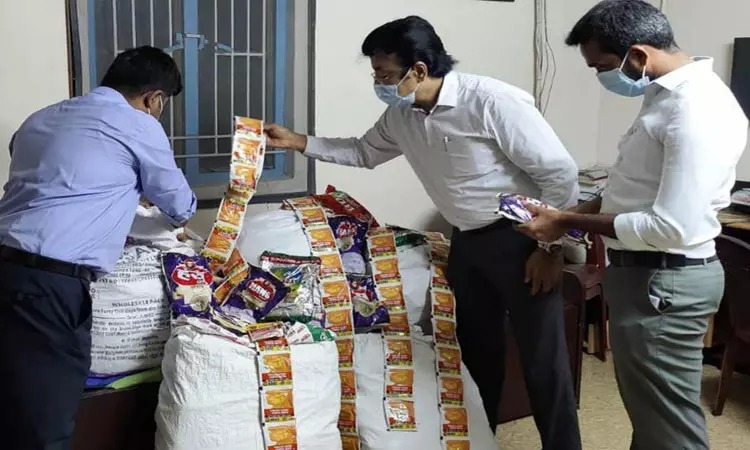 உணவு பாதுகாப்பு அதிகாரி அதிரடி சோதனை…. வசமாக சிக்கிய 65 கிலோ புகையிலை பறிமுதல்…. !!!