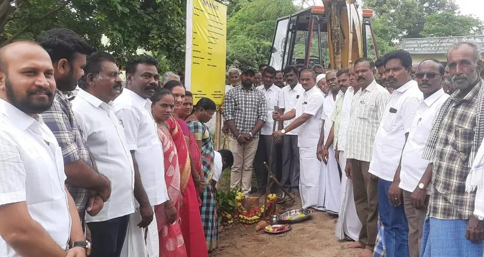 எரர்கொல்லனுர் முதல் எட்டியாம்பட்டி வரை…. தார் சாலை அமைக்க பூமி பூஜை…. !!!