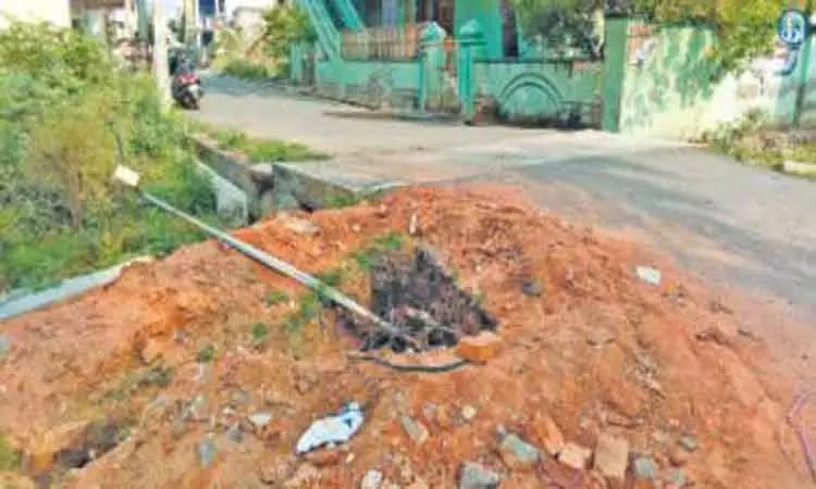 தொலைபேசி ஒயர்களை வெட்டிய மர்ம நபர்கள்…. அவதியில் மக்கள்….. வலைவீசி தேடும் போலீசார் …!!!