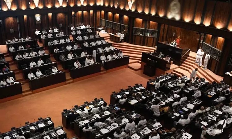 சிக்கி தவிக்கும் இலங்கை…. நாடாளுமன்ற அலுவல் நாட்கள் குறைப்பு…. வெளியான தகவல்….!!!!