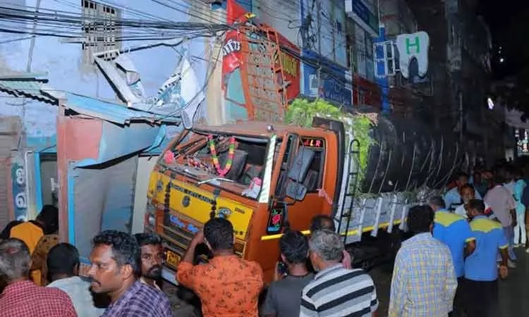 திடீரென கட்டுப்பாட்டை இழந்த மினி லாரி…. நொடியில் தப்பிய உயிர்….!!!!