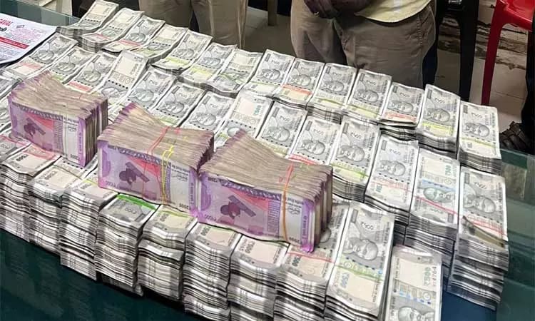 தீவிர வாகன சோதனை…. ரூ. 1.27 கோடி ரூபாய் பறிமுதல்…. வசமாக சிக்கிய 2 பேர்…. போலீஸ் அதிரடி…!!!