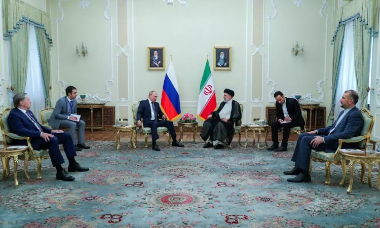 ஈரானுக்கு பயணம் மேற்கொண்ட ரஷ்ய அதிபர்…. பின் அதிபர்களுடன் பேச்சுவார்த்தை….!!!!