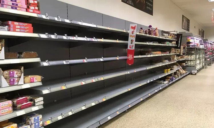 இலங்கையில் நீடிக்கும் பொருளாதார நெருக்கடி…. பொருட்கள் இல்லாததால் கடைகள் மூடல்…. வெளியான தகவல்…..!!!!