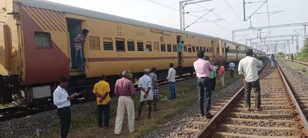 விழுப்புரம் TO மயிலாடுதுறை…. திடீரென பழுதான ரயில் என்ஜின்…. சிரமப்பட்ட பயணிகள்…..!!!!!