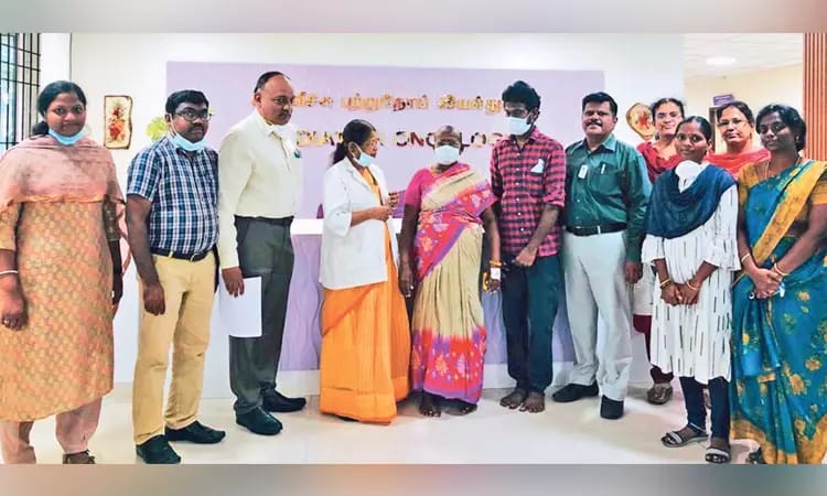 அதிநவீன கதிர்வீச்சு சிகிச்சை மூலம்…. ஆப்ரேஷன் செய்யாமல் மூளைக்கட்டி அகற்றம்…. அரசு மருத்துவர்களுக்கு பாராட்டு….!!!