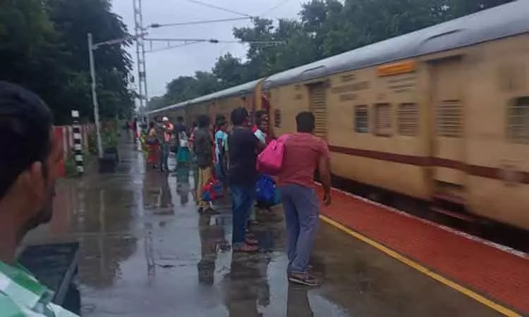 ரயில் நிலையம்: மேற்கூரை வசதி இல்லாததால் சிரமப்படும் பயணிகள்…. அரசுக்கு விடுக்கும் கோரிக்கை….!!!!