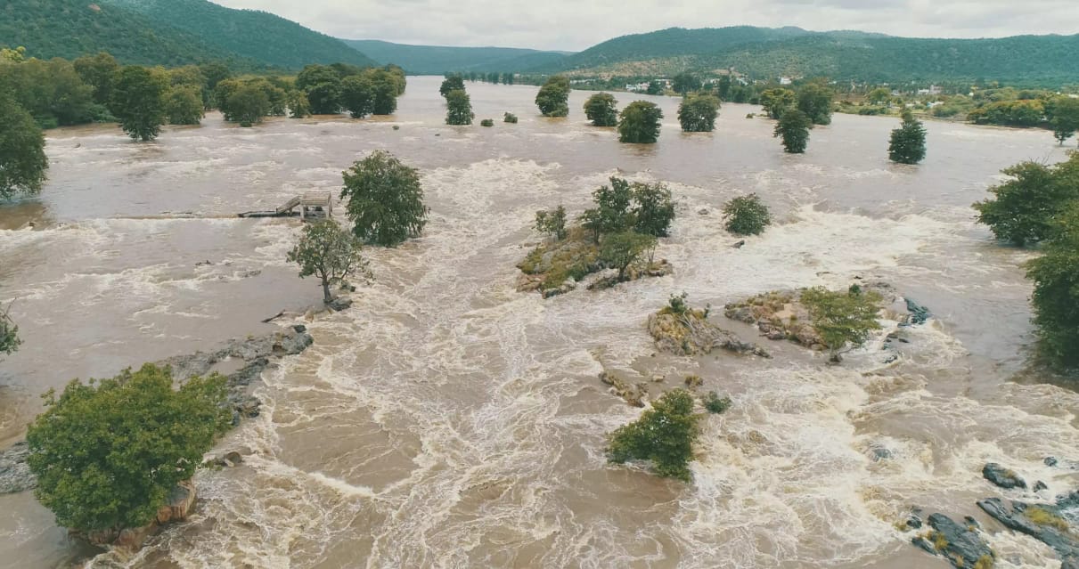 காவிரியில் நீர்வரத்து அதிகரிப்பு…. ஒகேனக்கல் அருவியில் வெள்ளப்பெருக்கு…. பொதுமக்களுக்கு தண்டோரா மூலம் எச்சரிக்கை….!!!
