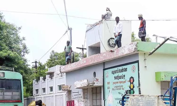 இது வாகனங்கள் போக இடையூறாக இருக்கு…. வாகன ஓட்டிகள் கோரிக்கை…. மாநகராட்சி ஊழியர்கள் நடவடிக்கை….!!!!