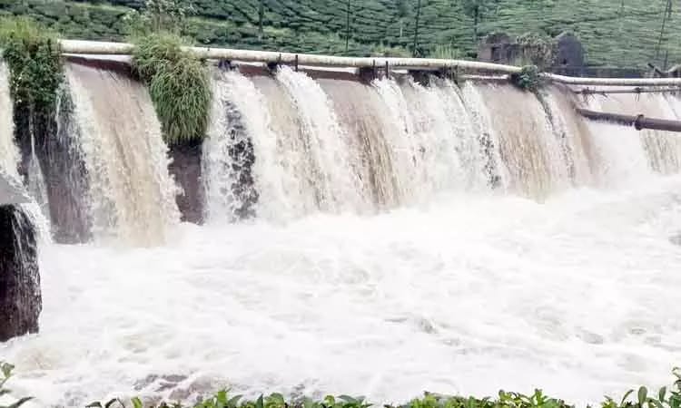 கோவையில் தொடர் கனமழை…. மண்சரிவால் தேயிலை செடிகள் சேதம்…. வெள்ளபெருக்கினால் மக்கள் கடும் அவதி…!!!